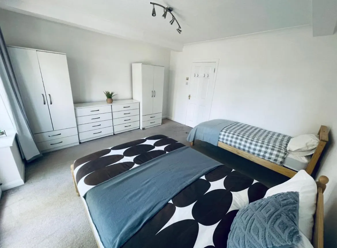 Up To 3 People, Room In A Share House With Private Garden Access London 0*,  United Kingdom