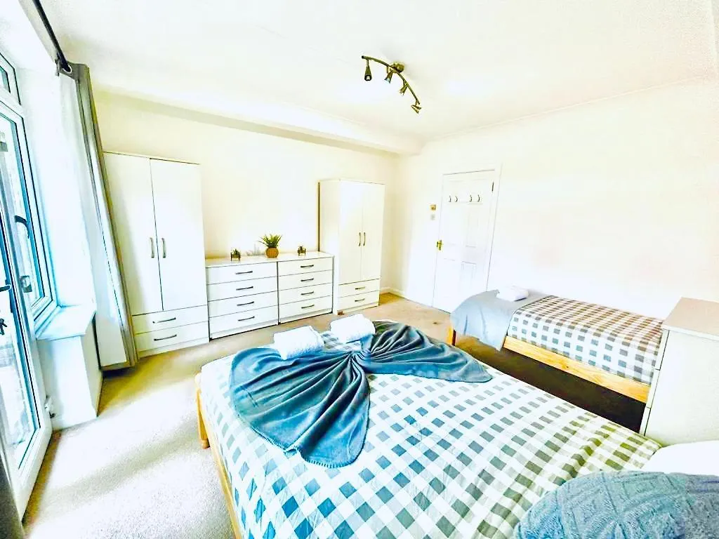 Up To 3 People, Room In A Share House With Private Garden Access location