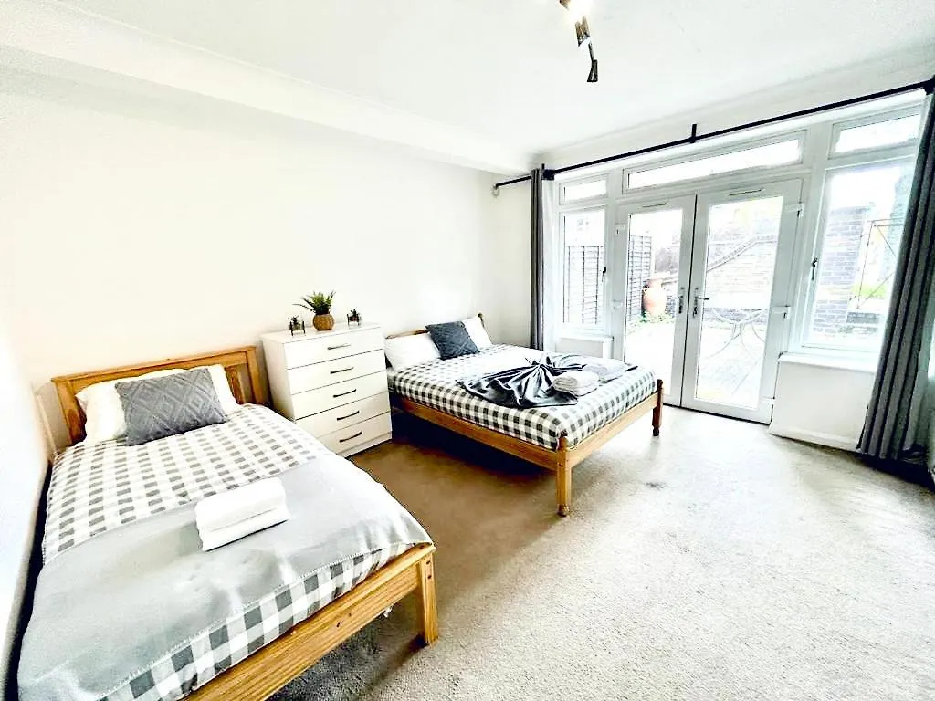 Homestay Up To 3 People, Room In A Share House With Private Garden Access London United Kingdom